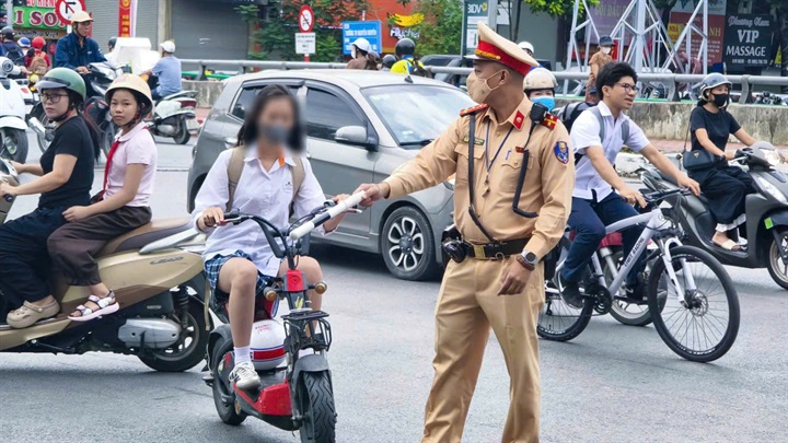 Đội CSGT đường bộ số 4, kiểm tra xử lý học sinh vi phạm tại Kim Ngưu - Thanh Nhàn, sáng 4/9.