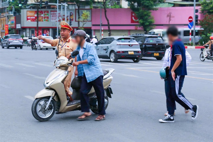 Đội CSGT đường bộ số 3 kiểm tra, xử lý các vi phạm tại tuyến Nguyễn Chí Thanh, sáng 4/9.