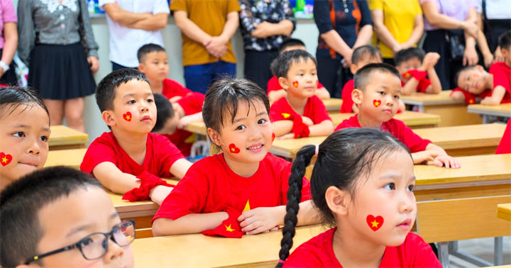 Học sinh lớp 1 được dành nhiều sự quan tâm, chăm sóc khi bước vào năm học mới. (Ảnh: Lâm Chang)