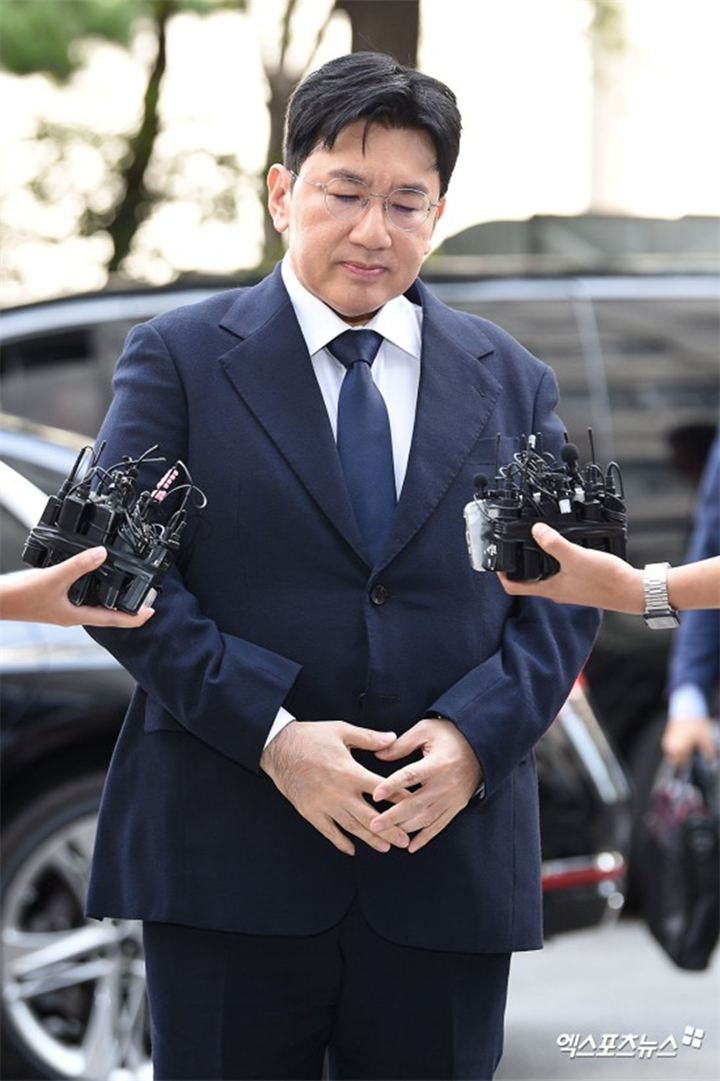 Bang Shi Hyuk đã chính thức có mặt tại Đơn vị Điều tra Tội phạm Tài chính của Sở Cảnh sát Thủ đô Seoul để tiếp nhận thẩm vấn. Ảnh: X.