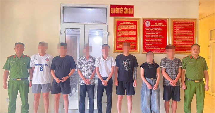 Nhóm đối tượng chuẩn bị tổ chức lôi kéo người dân giao dịch Forex trái phép qua ứng dụng “KVB”. (Ảnh: Công an Phú Thọ)