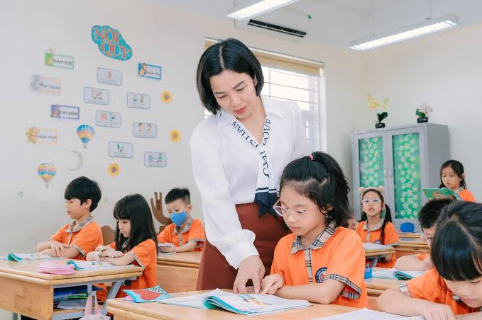 Bộ Giáo dục và Đào tạo đã có phản hồi liên quan đến thắc mắc của viên chức về việc xin chuyển vị trí việc làm từ nhân viên văn thư sang giáo viên. Ảnh minh họa: Báo Chính phủ