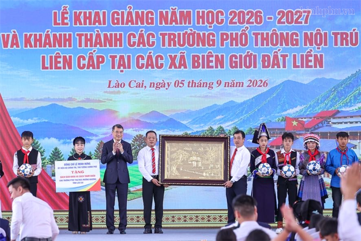 Thủ tướng Chính phủ Lê Minh Hưng trao quà của Tổng Bí thư, Chủ tịch nước Tô Lâm tặng học sinh các trường phổ thông nội trú liên cấp (mỗi trường 20 quả bóng đá); trao sách giáo khoa tặng Trường Phổ thông nội trú Tiểu học và Trung học cơ sở Mường Khương - Ảnh: chinhphu.vn/Nhật Bắc
