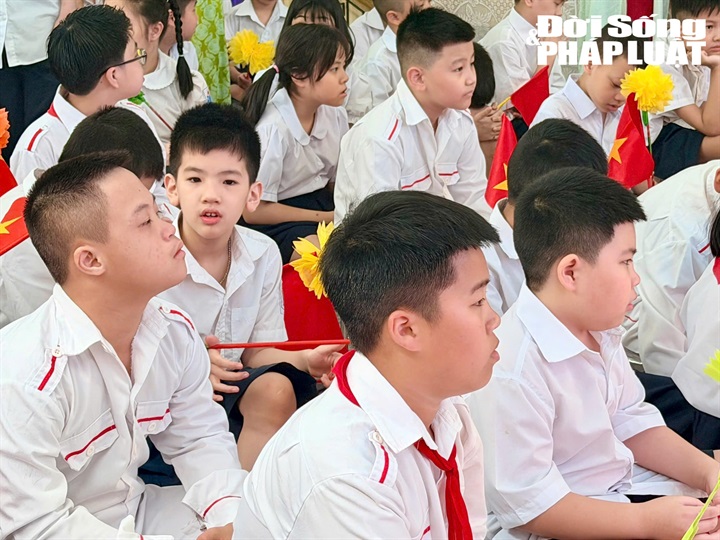 Những ánh mắt háo hức trong ngày khai trường tại Trường Tiểu học Bình Minh.