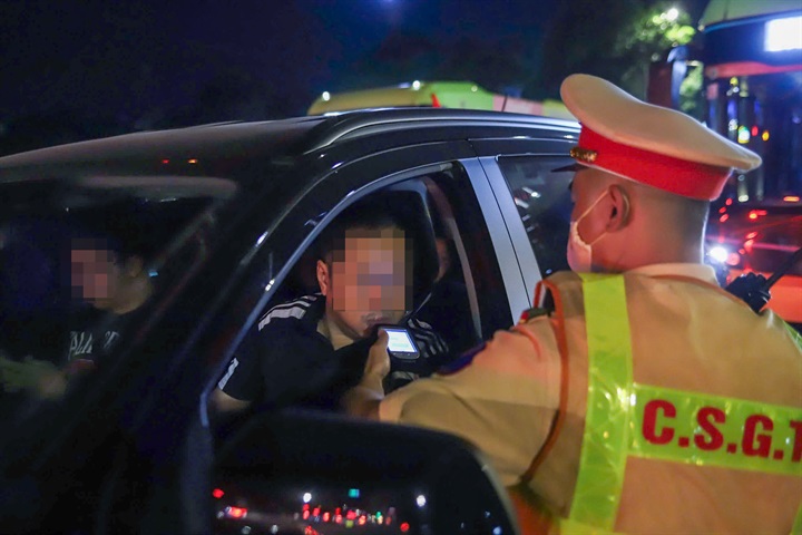 Lực lượng CSGT kiểm tra, xử lý vi phạm về nồng độ cồn trên các tuyến phố Hà Nội.