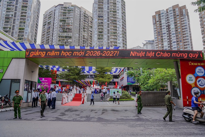 Các lực lượng làm nhiệm vụ tại khu vực cổng trường Trung học cơ sở Trần Duy Hưng.