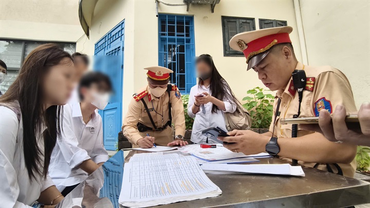 CSGT kiểm tra, chấn chỉnh các trường hợp học sinh vi phạm TTATGT&nbsp; trước thềm năm học mới.