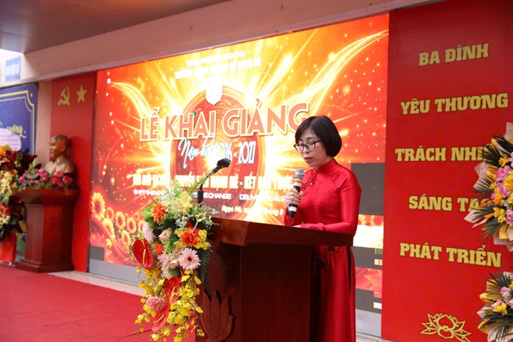 Cô giáo Hồ Thuận Yến – Bí thư Đảng bộ, Hiệu trưởng Trường THCS Ngọc Hà phát biểu tại Lễ khai giảng năm học 2026–2027
