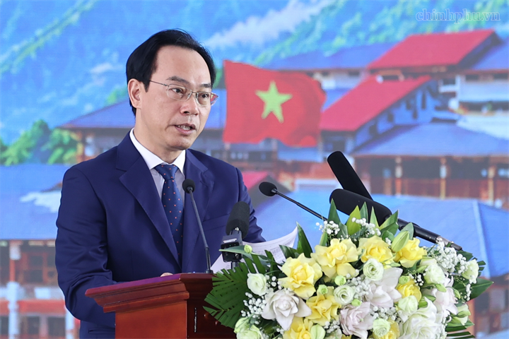 Bộ trưởng Bộ Giáo dục và Đào tạo Hoàng Minh Sơn đọc Thư của đồng chí Tổng Bí thư, Chủ tịch nước Tô Lâm gửi ngành giáo dục nhân dịp khai giảng năm học mới - Ảnh: chinhphu.vn/Nhật Bắc
