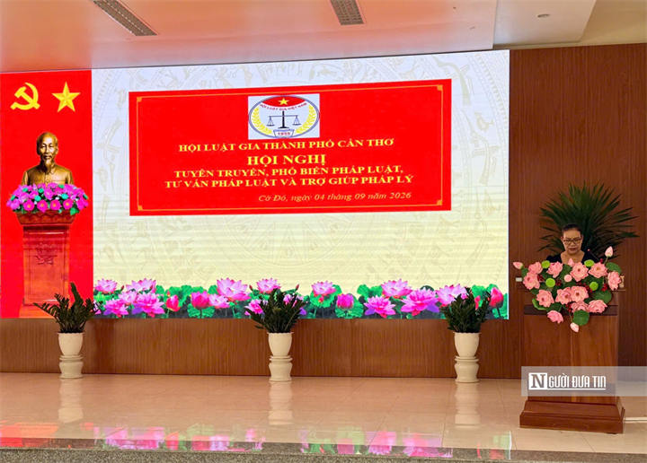 Luật gia Nguyễn Thúy Hằng, Chủ tịch Hội Luật gia Tp.Cần Thơ phát biểu tại hội nghị.