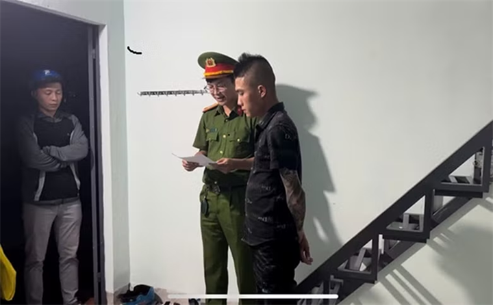 Cơ quan Cảnh sát điều tra thi hành lệnh khám xét nơi ở của đối tượng. Ảnh: C.A.