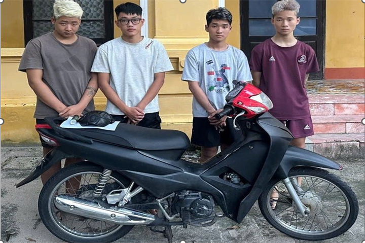 Các bị can Trần Văn Hải, Lương Đức Tuyên, Trần Thanh Tùng, Phạm Ngọc Sơn&nbsp;&nbsp;(từ trái qua phải) cùng tang vật vụ án. Ảnh: Công an tỉnh Hưng Yên