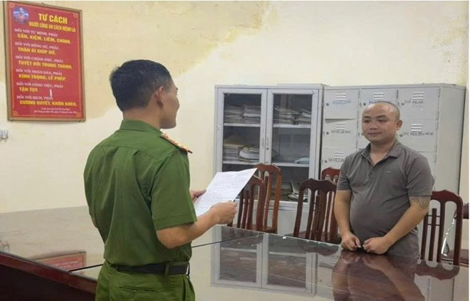 Cơ quan Cảnh sát điều tra Công an tỉnh Hưng Yên tống đạt các Quyết định, Lệnh bắt bị can để tạm giam đối với Nguyễn Kim Lợi. Ảnh: Cổng thông tin điện tử Công an tỉnh Hưng Yên