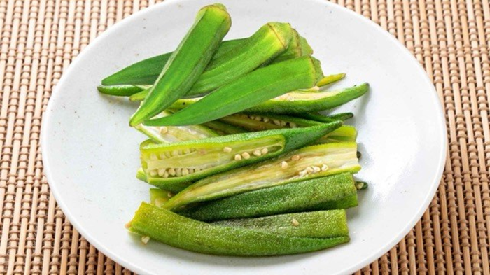 Đậu bắp cung cấp vitamin C, vitamin K, folate cùng nhiều hợp chất chống viêm tự nhiên, tốt cho khớp. Ảnh đồ hoạ: Hương Sơn/Lao động