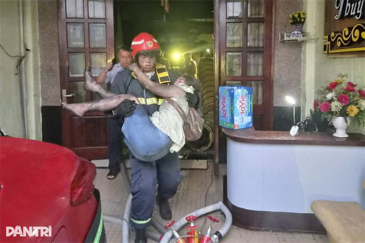 Cảnh sát giải cứu các nạn nhân trong khách sạn (Ảnh: Thuận Lâm)./ Theo báo Dân trí.