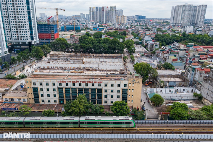 Nhà máy Giầy Thượng Đình tại số 277 Nguyễn Trãi, phường Khương Đình, Hà Nội đang được tháo dỡ (Ảnh: Nguyễn Hải).