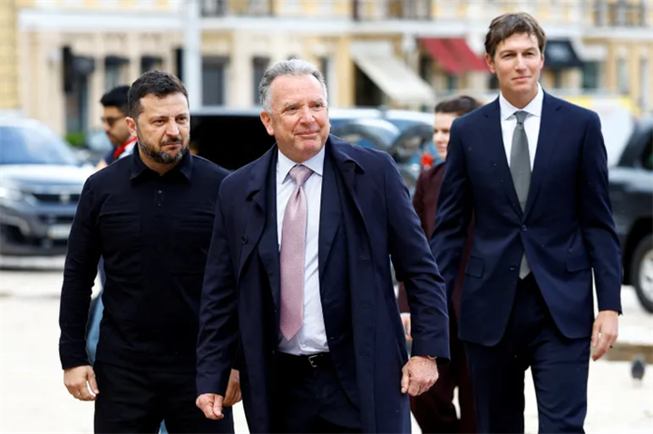 Tổng thống Ukraine Volodymyr Zelensky (bìa trái) đón hai đặc phái viên Steve Witkoff (giữa) và Jared Kushner tại thủ đô Kiev ngày 6/9. Ảnh: Reuters