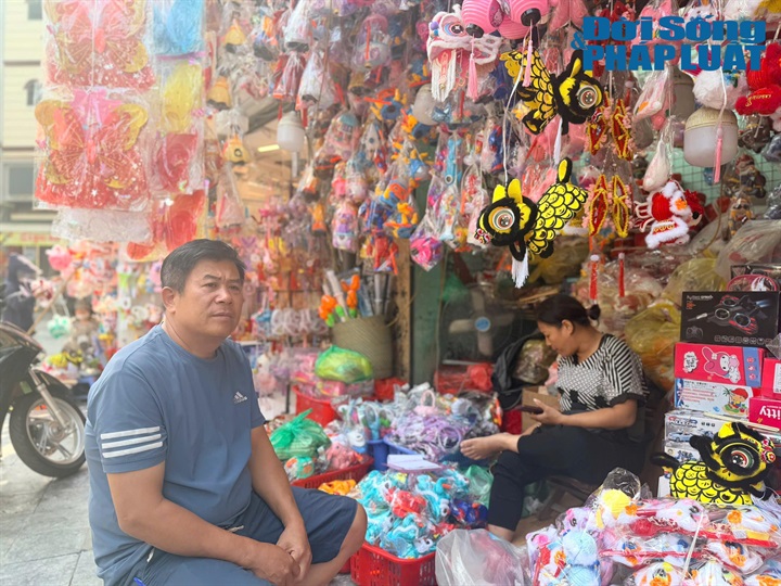 Anh Trần Văn Tiên, chủ hộ kinh doanh tại phố Hàng Mã, TP Hà Nội.