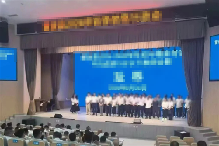 Hàng chục giáo viên tại một huyện nghèo ở Trung Quốc bị bêu xấu trên sân khấu vì học sinh có điểm thi thấp. Ảnh: Weibo