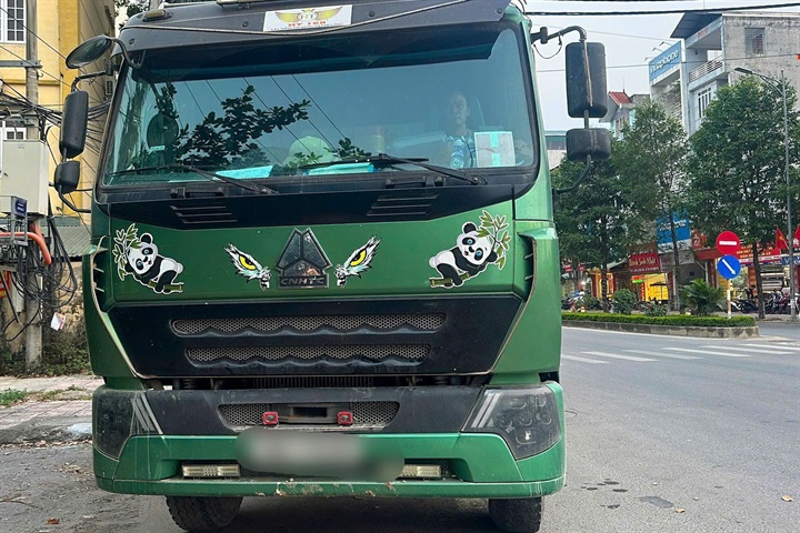 Xe tải bị tước giấy chứng nhận kiểm định ATKT và BVMT nhưng vẫn lưu thông trên đường.