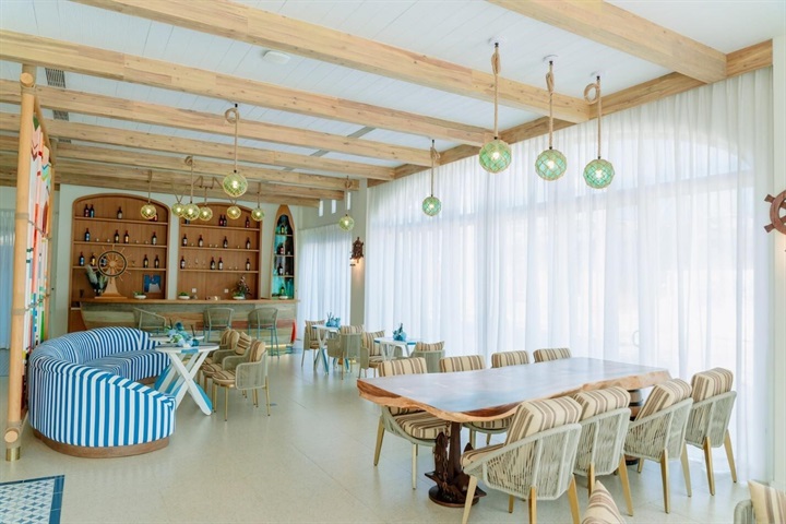Từng chi tiết thiết kế dòng nhà phố, biệt thự Casa tại Blanca City đều tiệp màu tối ưu với sắc xanh biển trời Vũng Tàu. Tư duy tổ chức không gian linh hoạt của chủ đầu tư giúp tối ưu công năng, khi mỗi căn được phát triển với 3-4 tầng nổi, 1 tầng hầm cùng vỉa hè rộng thoáng giúp việc khai thác linh hoạt, từ boutique villa, homestay, café, mini gallery đến cửa hàng thời trang, spa…, đáp ứng đa dạng nhu cầu kinh doanh dịch vụ du lịch tại khu đô thị. Ảnh: Ánh Dương.