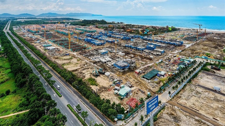 Song hành cùng các phân khu thấp tầng, các hạng mục hạ tầng và tổ hợp cao tầng cũng đang cấp tập được thi công. Hạ tầng giao thông ghi nhận tiến độ tích cực khi tuyến đường Hàng Điều mở rộng đã đạt 95% khối lượng công việc, hệ thống thoát nước mưa và thoát nước thải sắp hoàn thiện. Các hạng mục kỹ thuật như hào kỹ thuật, cấp điện, cấp nước, chiếu sáng và lát vỉa hè cũng đang được triển khai đồng bộ, để khi người dân nhận nhà, là có sẵn hạ tầng phục vụ kinh doanh, lưu trú.&nbsp; Ảnh: Ánh Dương