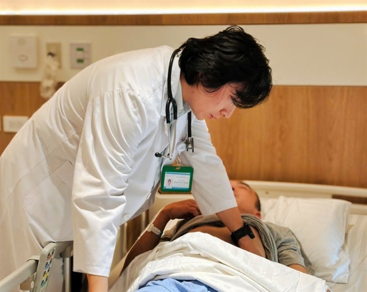 Thạc sĩ, bác sĩ Đoàn Dư Mạnh thăm khám cho bệnh nhân. Ảnh: BSCC