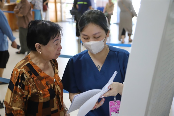 Theo một số thống kê, trung bình mỗi người cao tuổi ở nước ta có khoảng 14 năm phải sống chung với bệnh tật, thậm chí mắc đồng thời nhiều bệnh mạn tính. Ảnh: Lê Liên