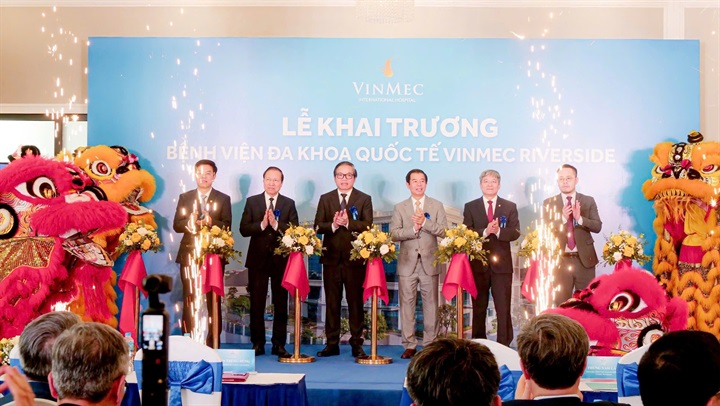 Các đại biểu cắt băng khai trương Bệnh viện Đa khoa Quốc tế Vinmec Riverside – bệnh viện thứ 11 trên toàn quốc và là cơ sở thứ 3 của Vinmec tại Hà Nội. Nguồn ảnh Vinmec