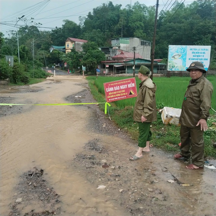 Những ngày qua khu vực xã Đà Bắc nói riêng và các địa phương tại Phú Thọ liên tục có mưa to. Ảnh: Lực lượng chức năng cắm biển cảnh báo khu vực ngập sâu tại xã Đà Bắc/ Công an xã Đà Bắc đăng tải ngày 16/9
