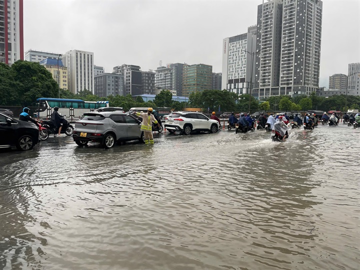Nhiều tuyến đường ngập nước, ảnh hưởng đến hoạt động đi lại của người dân.