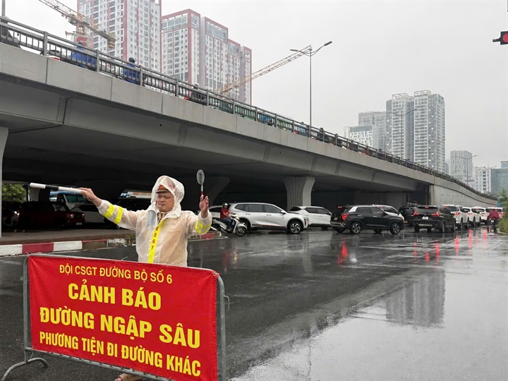 Tại các vị trí ngập sâu, lực lượng chức năng đặt biển cảnh báo.