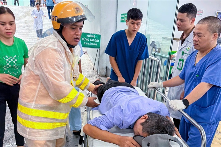 Thiếu tá Nguyễn Danh Lưu cùng các y bác sĩ hỗ trợ bệnh nhân tại bệnh viện. Ảnh CACC.