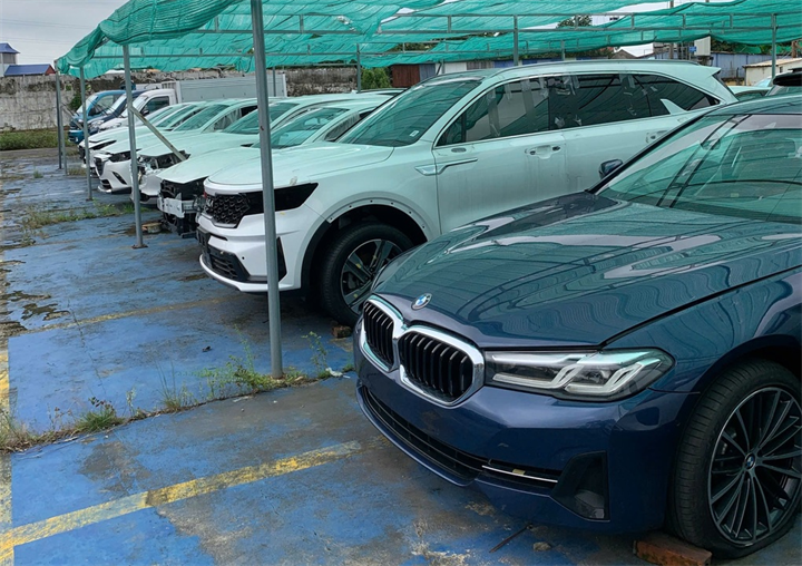Lô 7 ô tô bị ngập nước được đưa ra đấu giá nhưng không có người mua hồ sơ tham gia (Ảnh: Lạc Việt)./ Theo Dân trí.