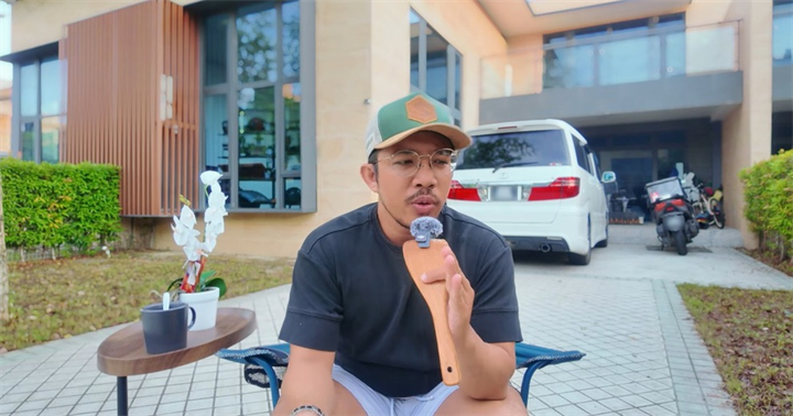 Afiq Zayany chia sẻ cách kiếm được tới 6.000 SGD mỗi tháng với tư cách là tài xế Grab (Ảnh: Screengrab/YouTube/Ringgit & Dollars).