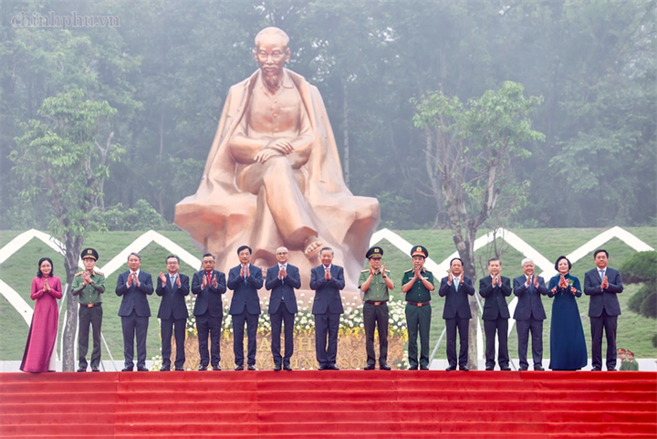 Tổng Bí thư, Chủ tịch nước Tô Lâm và các đại biểu tại Tượng đài "Bác Hồ với ngày hội non sông" - Ảnh: chinhphu.vn/Nhật Bắc