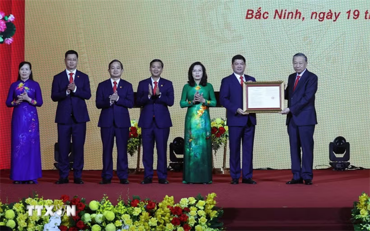 Tổng Bí thư, Chủ tịch nước Tô Lâm trao Nghị quyết của Quốc hội về việc thành lập thành phố Bắc Ninh cho lãnh đạo Thành phố. (Ảnh: Thống Nhất/TTXVN)