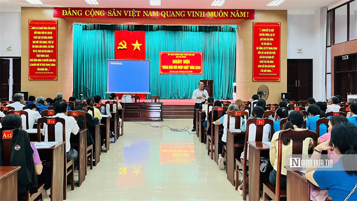 Đông đảo người dân ở cụm xã Tây Sơn tới với Ngày hội công dân với pháp luật. Ảnh:Cẩm Cẩm