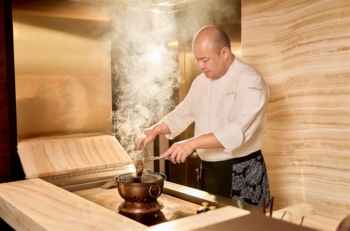 Kỹ thuật nướng Wagyu độc quyền của đầu bếp Junichi Yoshida. Nguồn ảnh Sun Group