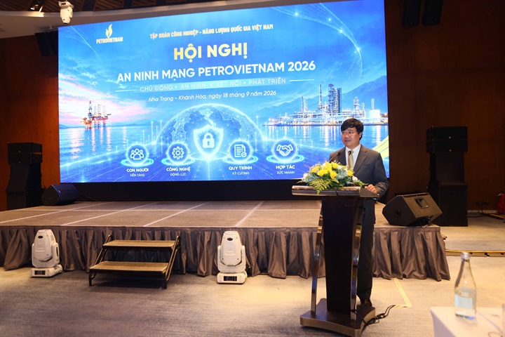Đại tá Nguyễn Hồng Quân - Phó Cục trưởng Cục An ninh mạng (Bộ Công an) nhấn mạnh: Yêu cầu bảo vệ phải được đặt ra toàn diện đối với hệ thống, dữ liệu và con người. Nguồn ảnh PETROVIETNAM