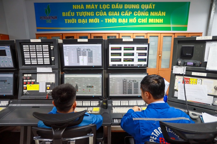 Nhân sự làm việc tại Phòng Điều khiển Trung tâm của NMLD Dung Quất do BSR quản lý, vận hành. Nguồn ảnh PETROVIETNAM