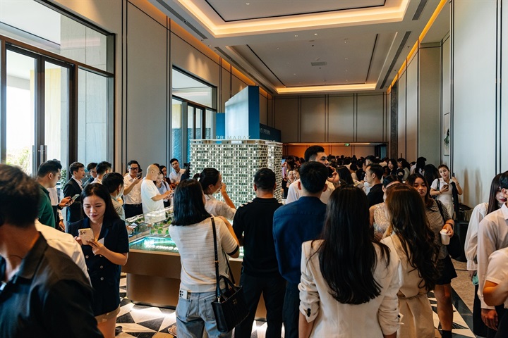 Gần 1000 khách mời lấp đầy khán phòng, tận hưởng sự kiện giới thiệu Prima Bay đến những phần cuối và tiếp tục nán lại bên sa bàn sau khi sân khấu khép lại. Nguồn ảnh BIM Land