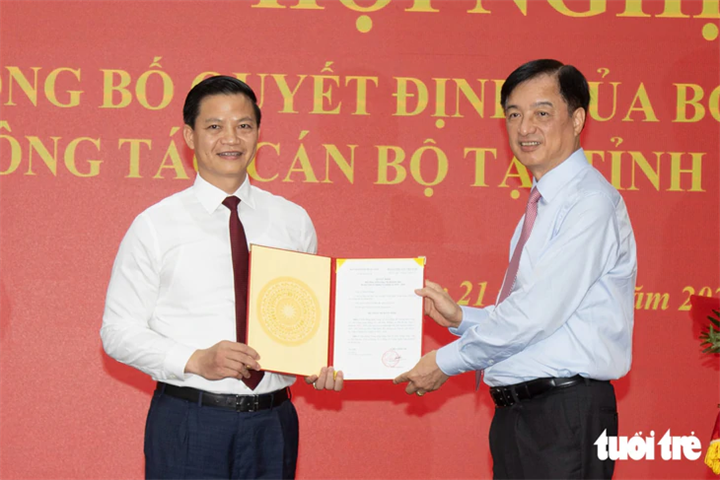 Ông Nguyễn Duy Ngọc, Ủy viên Bộ Chính trị, Bí thư Trung ương Đảng, Trưởng Ban Tổ chức Trung ương, trao quyết định cho ông Vương Quốc Tuấn (trái) - Ảnh: Hoàng Táo/Tuổi Trẻ