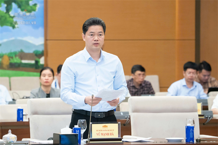 Thứ trưởng Thường trực Bộ Y tế Vũ Mạnh Hà (Ảnh: Media Quốc hội).