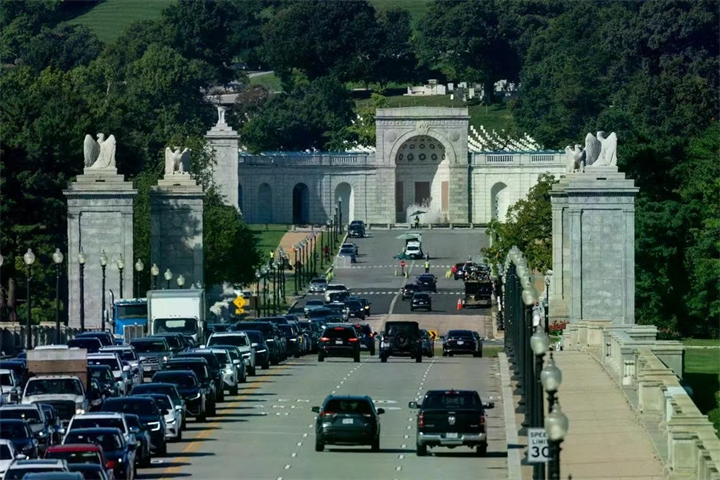 Các phương tiện di chuyển qua Cầu Memorial gần Vòng xoay Memorial ở Arlington - địa điểm được đề xuất để xây dựng Khải Hoàn Môn. (Ảnh: Reuters)