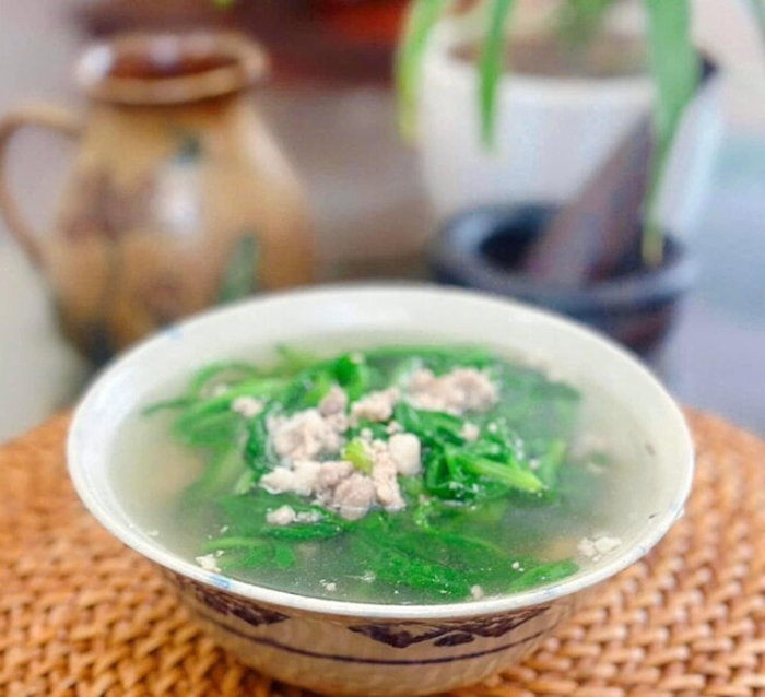 Canh cải cúc nấu thịt băm là món ăn quen thuộc và gần gũi. Ảnh: Phụ nữ & Pháp luật