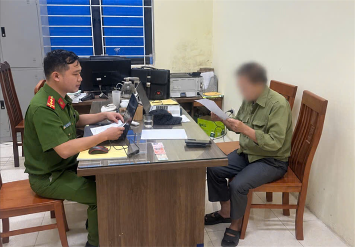 Công an xã Phụng Công làm việc với ông M.V.N về việc tương tác, bình luận tại trang Facebook thoibao.de của đối tượng Lê Trung Khoa. Ảnh: Công an xã Phụng Công