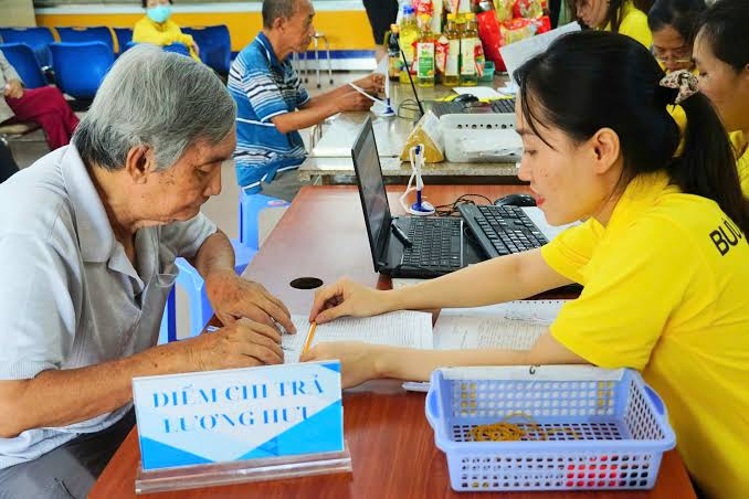 Theo lịch trả lương hưu, trợ cấp BHXH tháng 10/2026, người thụ hưởng trên địa bàn Hà Nội nhận chế độ qua tài khoản cá nhân sẽ được chi trả vào thứ Sáu, ngày 2/10. Ảnh: Thanh Niên
