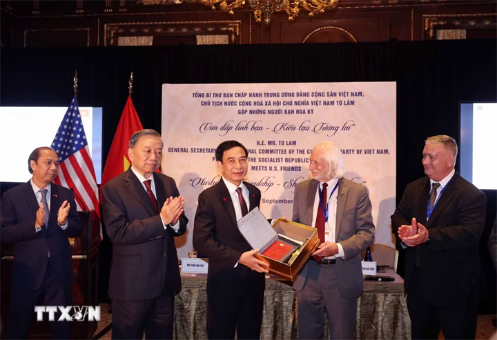 Tổng Bí thư, Chủ tịch nước Tô Lâm chứng kiến trao kỷ vật chiến tranh cho Bộ Quốc phòng Việt Nam - Ảnh: TTXVN