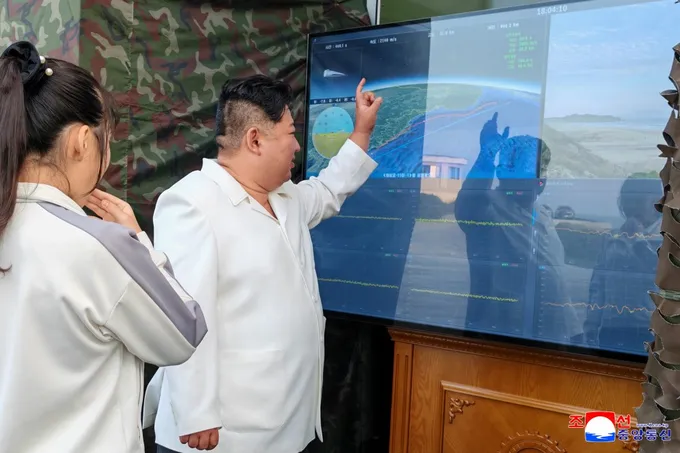 Nhà lãnh đạo Triều Tiên Kim Jong Un trực tiếp giám sát vụ thử nghiệm vũ khí. Ảnh: KCNA
